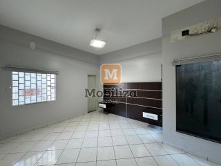 Casa com 3 quartos sendo 2 suítes e edícula com 2 quartos no Bairro Embratel