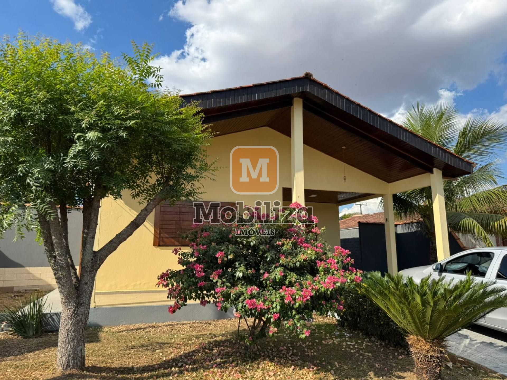 Casa com 3 quartos sendo 1 suíte e terreno amplo com 550m² na Vila da Eletronorte