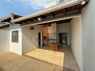 Sobrado com 3 quartos sendo 1 suíte e quintal amplo no Condomínio Mediterrâneo