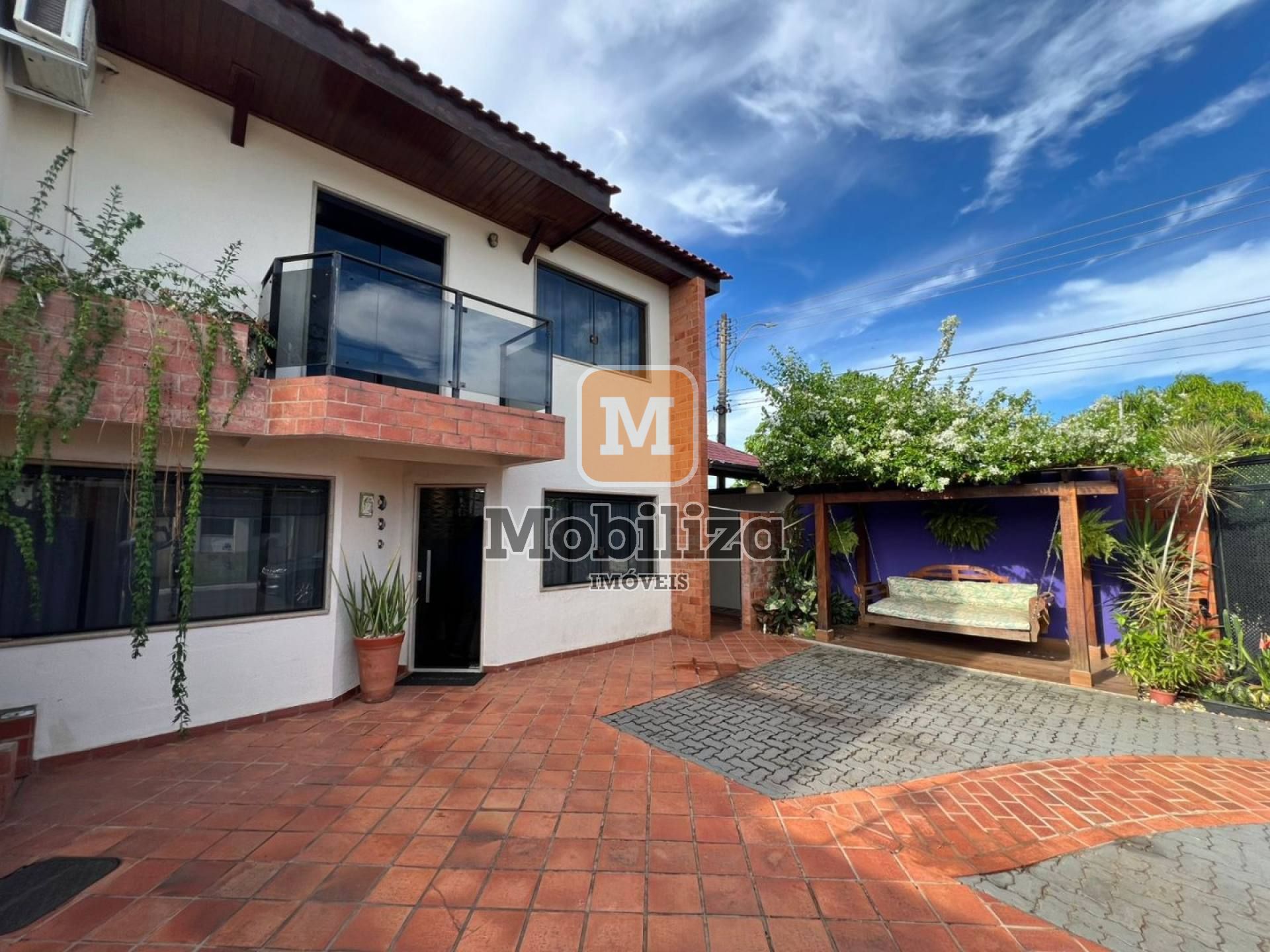 Sobrado com 3 dormitórios e uma ampla área externa com piscina e ambiente arborizado - bairro Rio Madeira
