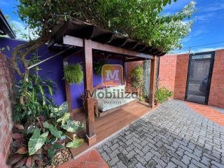 Sobrado com 3 dormitórios e uma ampla área externa com piscina e ambiente arborizado - bairro Rio Madeira