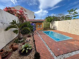 Sobrado com 3 dormitórios e uma ampla área externa com piscina e ambiente arborizado - bairro Rio Madeira