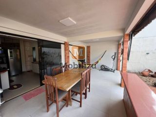 Sobrado com 3 dormitórios e uma ampla área externa com piscina e ambiente arborizado - bairro Rio Madeira