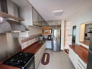 Sobrado com 3 dormitórios e uma ampla área externa com piscina e ambiente arborizado - bairro Rio Madeira