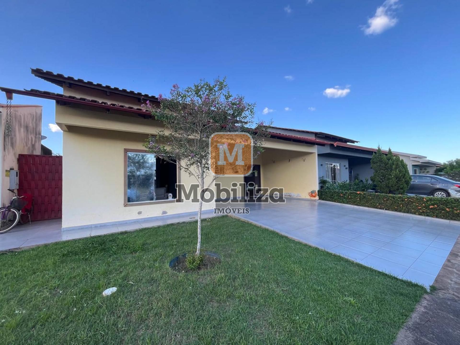 Casa com 3 dormitórios sendo 1 suíte e edícula contendo depósito e banheiro no Condomínio San Matheus