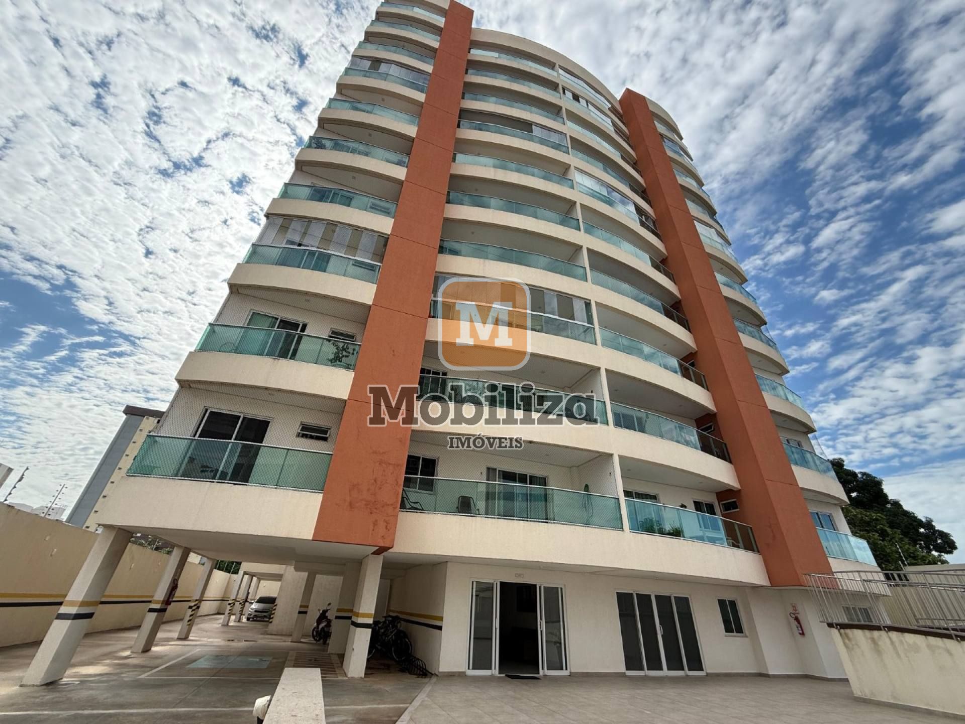 Apartamento com 3 suítes, sacada espaçosa no Condomínio Monte Olímpio