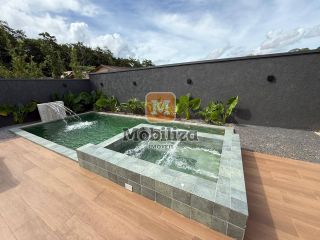 Casa com 4 quartos sendo 2 suítes e piscina aquecida no Bosque do Rio Madeira