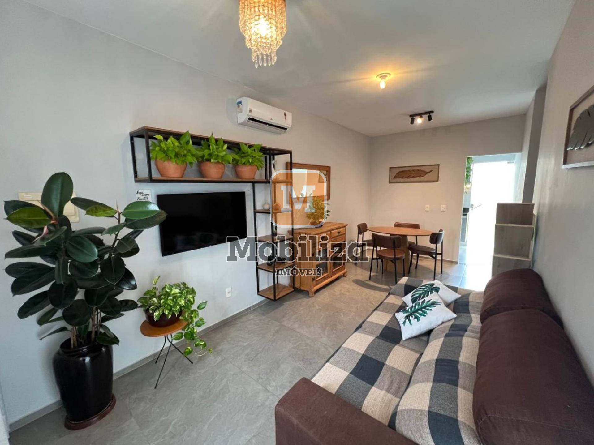 Casa com 2 dormitórios e quintal amplo no Condomínio Lagoa Azul