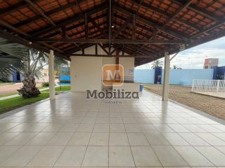 Casa com 2 dormitórios e quintal amplo no Condomínio Lagoa Azul