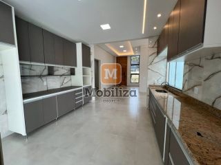 Casa com 3 suítes sendo 1 com closet e quintal com piscina no Bosque do Rio Madeira