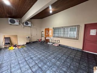 Casa ampla com ponto comercial, próxima ao Shopping com 3 quartos sendo 2 suítes, edícula e piscina no Bairro Embratel