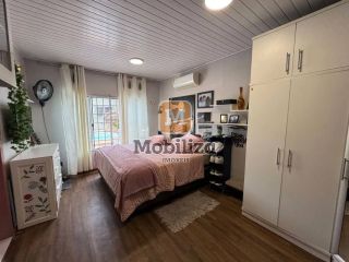 Casa ampla com ponto comercial, próxima ao Shopping com 3 quartos sendo 2 suítes, edícula e piscina no Bairro Embratel