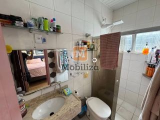 Casa ampla com ponto comercial, próxima ao Shopping com 3 quartos sendo 2 suítes, edícula e piscina no Bairro Embratel