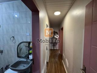 Casa ampla com ponto comercial, próxima ao Shopping com 3 quartos sendo 2 suítes, edícula e piscina no Bairro Embratel