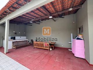 Casa ampla com ponto comercial, próxima ao Shopping com 3 quartos sendo 2 suítes, edícula e piscina no Bairro Embratel