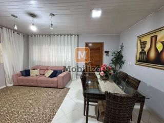 Casa ampla com ponto comercial, próxima ao Shopping com 3 quartos sendo 2 suítes, edícula e piscina no Bairro Embratel