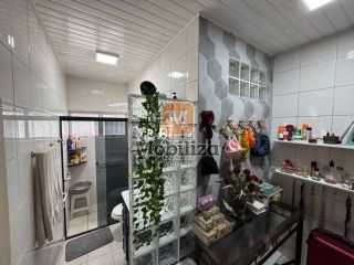 Casa ampla com ponto comercial, próxima ao Shopping com 3 quartos sendo 2 suítes, edícula e piscina no Bairro Embratel