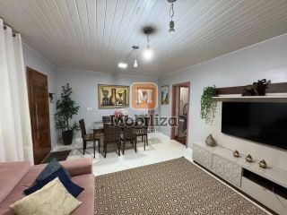 Casa ampla com ponto comercial, próxima ao Shopping com 3 quartos sendo 2 suítes, edícula e piscina no Bairro Embratel