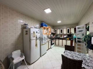 Casa ampla com ponto comercial, próxima ao Shopping com 3 quartos sendo 2 suítes, edícula e piscina no Bairro Embratel