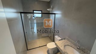 Sobrado com 3 suítes e amplo quintal no Condomínio Parintins