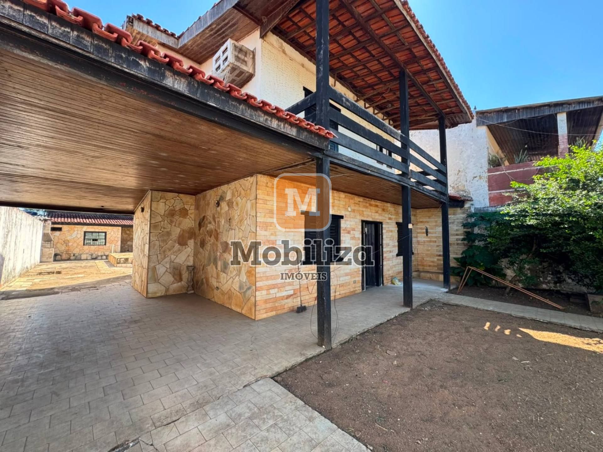 Exclusividade - Sobrado com piscina, quintal amplo e 3 quartos sendo 1 suíte no bairro Agenor de Carvalho