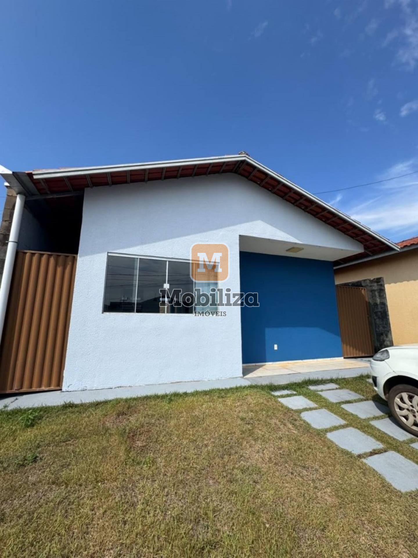 Casa com 2 dormitórios e quintal amplo no Condomínio Lagoa Azul