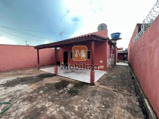 Casa com 3 quartos sendo 1 suíte, quintal amplo e ótima localização no bairro Aponiã