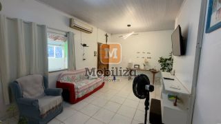 Casa ampla com 6 quartos sendo 1 suíte e amplo quintal com piscina no bairro Tiradentes