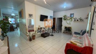 Casa ampla com 6 quartos sendo 1 suíte e amplo quintal com piscina no bairro Tiradentes
