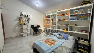 Casa ampla com 6 quartos sendo 1 suíte e amplo quintal com piscina no bairro Tiradentes