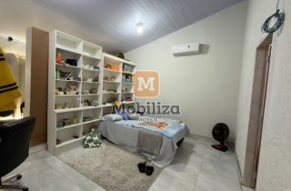 Casa ampla com 6 quartos sendo 1 suíte e amplo quintal com piscina no bairro Tiradentes