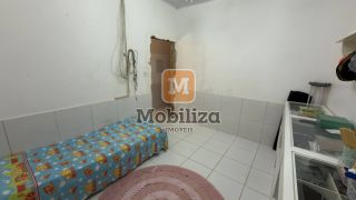 Casa ampla com 6 quartos sendo 1 suíte e amplo quintal com piscina no bairro Tiradentes