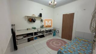 Casa ampla com 6 quartos sendo 1 suíte e amplo quintal com piscina no bairro Tiradentes