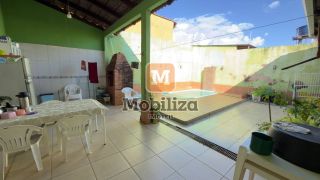 Casa ampla com 6 quartos sendo 1 suíte e amplo quintal com piscina no bairro Tiradentes