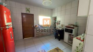 Casa ampla com 6 quartos sendo 1 suíte e amplo quintal com piscina no bairro Tiradentes