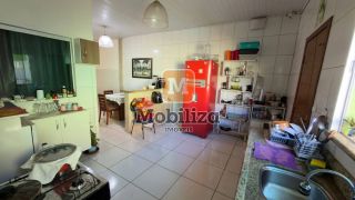 Casa ampla com 6 quartos sendo 1 suíte e amplo quintal com piscina no bairro Tiradentes