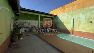 Casa ampla com 6 quartos sendo 1 suíte e amplo quintal com piscina no bairro Tiradentes
