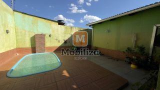 Casa ampla com 6 quartos sendo 1 suíte e amplo quintal com piscina no bairro Tiradentes