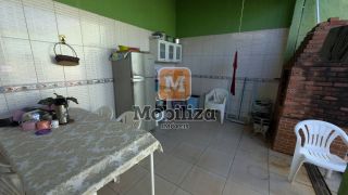 Casa ampla com 6 quartos sendo 1 suíte e amplo quintal com piscina no bairro Tiradentes