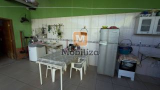 Casa ampla com 6 quartos sendo 1 suíte e amplo quintal com piscina no bairro Tiradentes