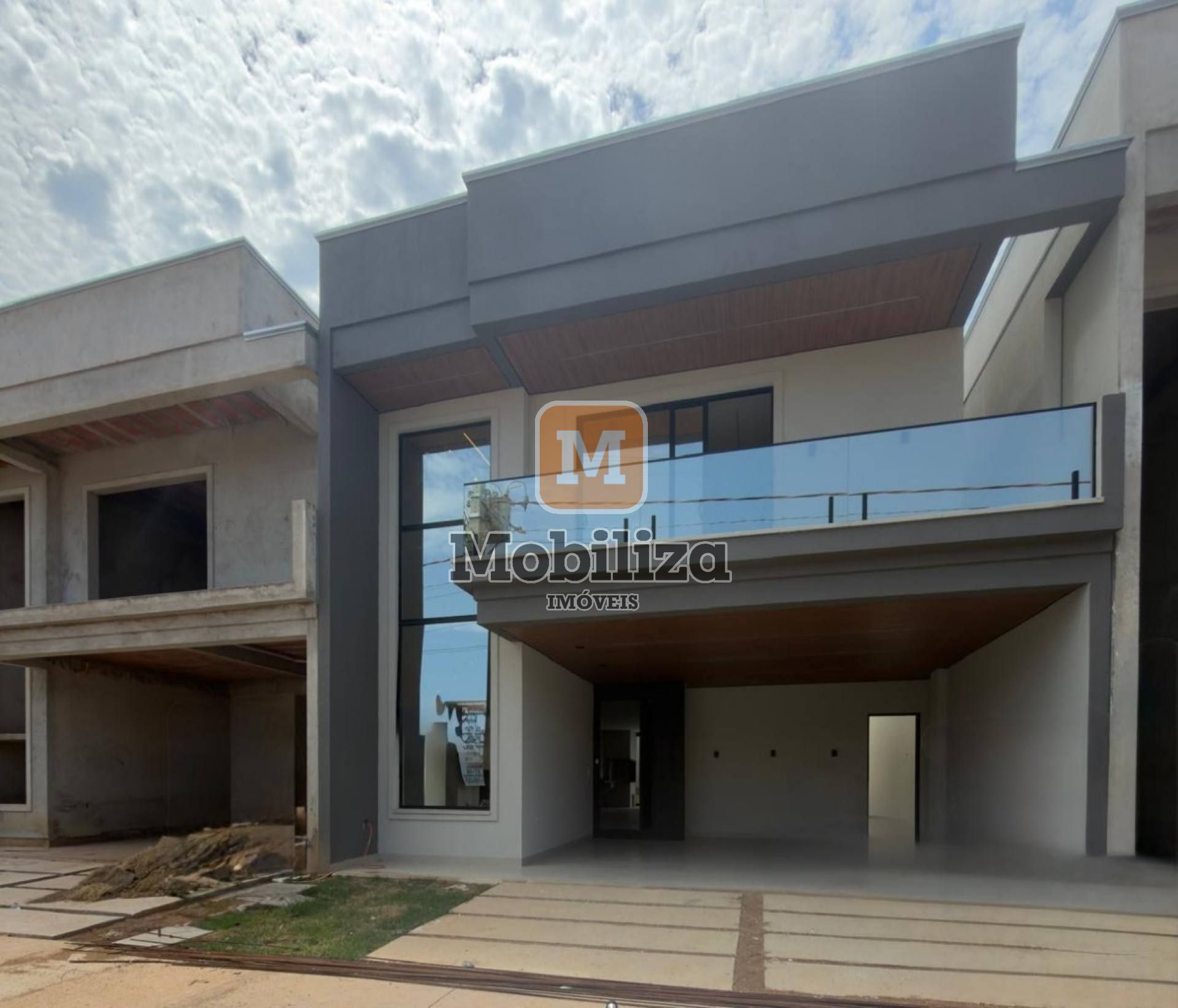 Sobrado sofisticado e de alto padrão com 4 dormitórios sendo 3 suítes, piscina e churrasqueira no Lagunas Residencial Club