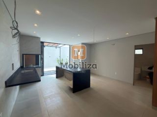 Sobrado sofisticado e de alto padrão com 4 dormitórios sendo 3 suítes, piscina e churrasqueira no Lagunas Residencial Club