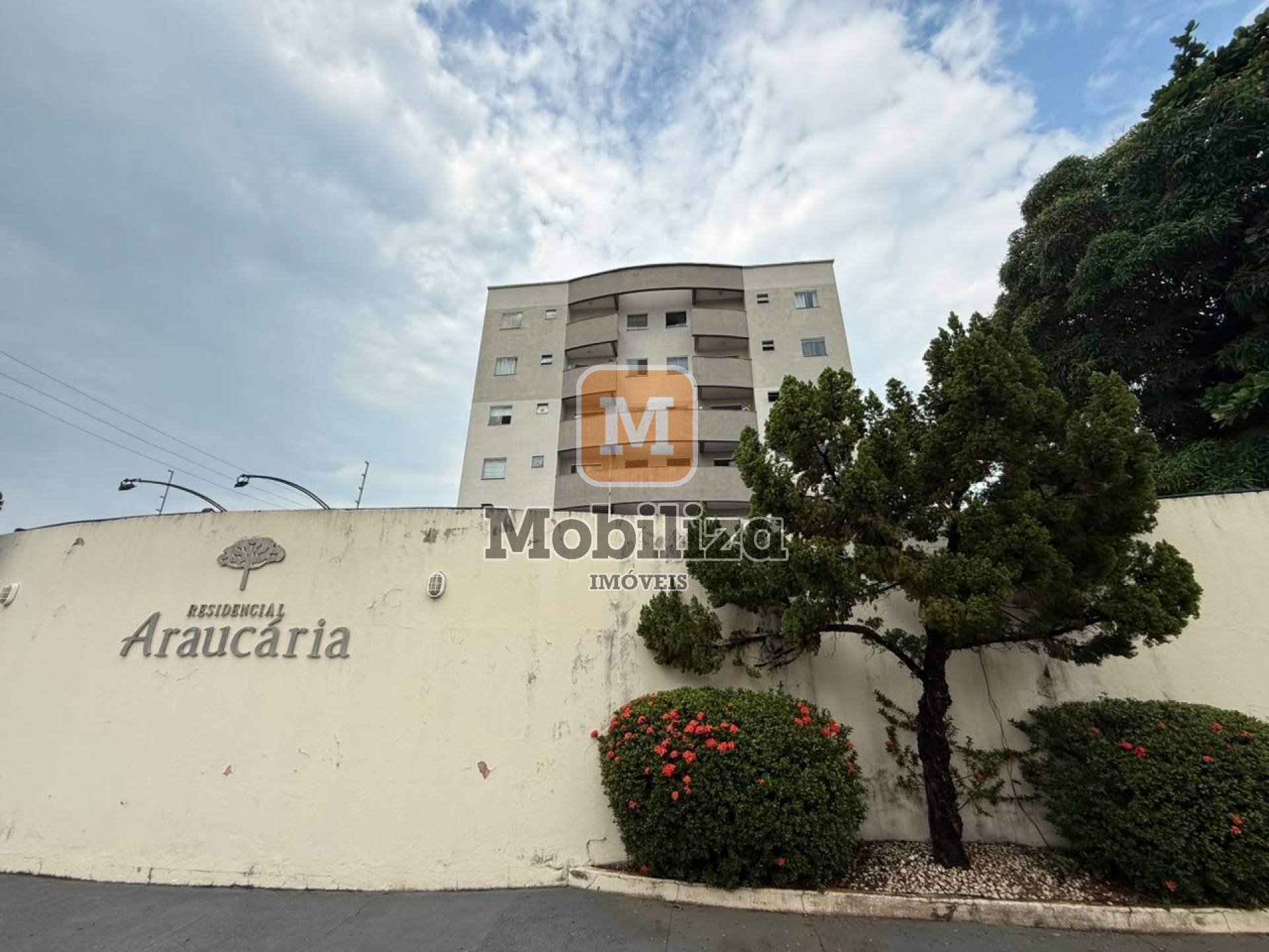 Apartamento andar alto com 2 dormitórios e sala com sacada no Condomínio Araucária 1