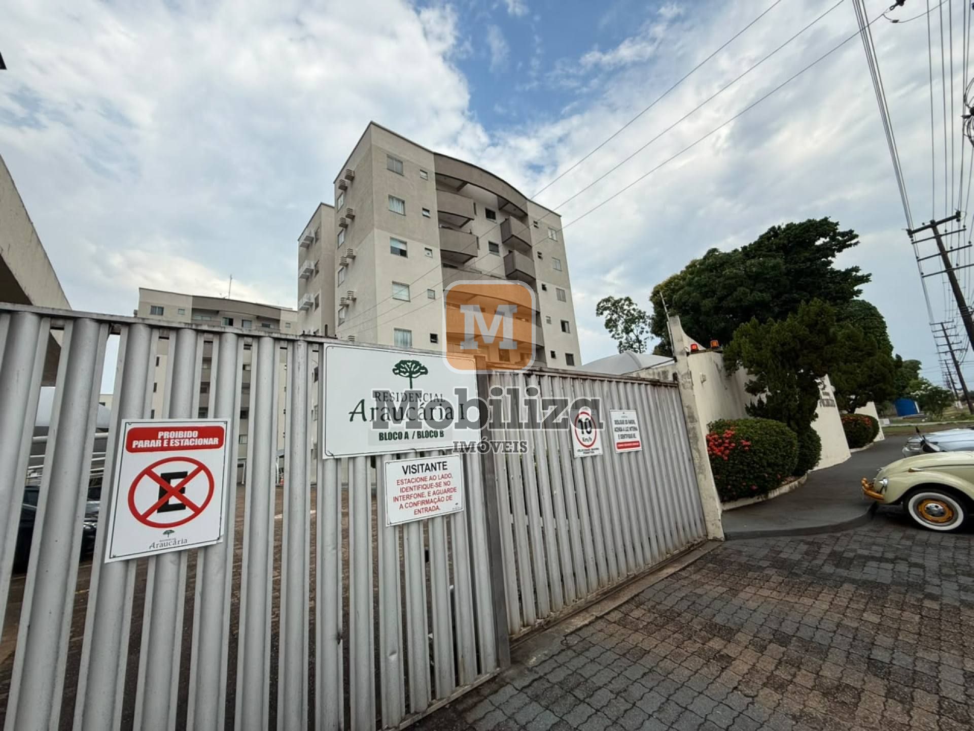 Apartamento andar alto com 2 dormitórios e móveis planejados no Condomínio Araucária 1