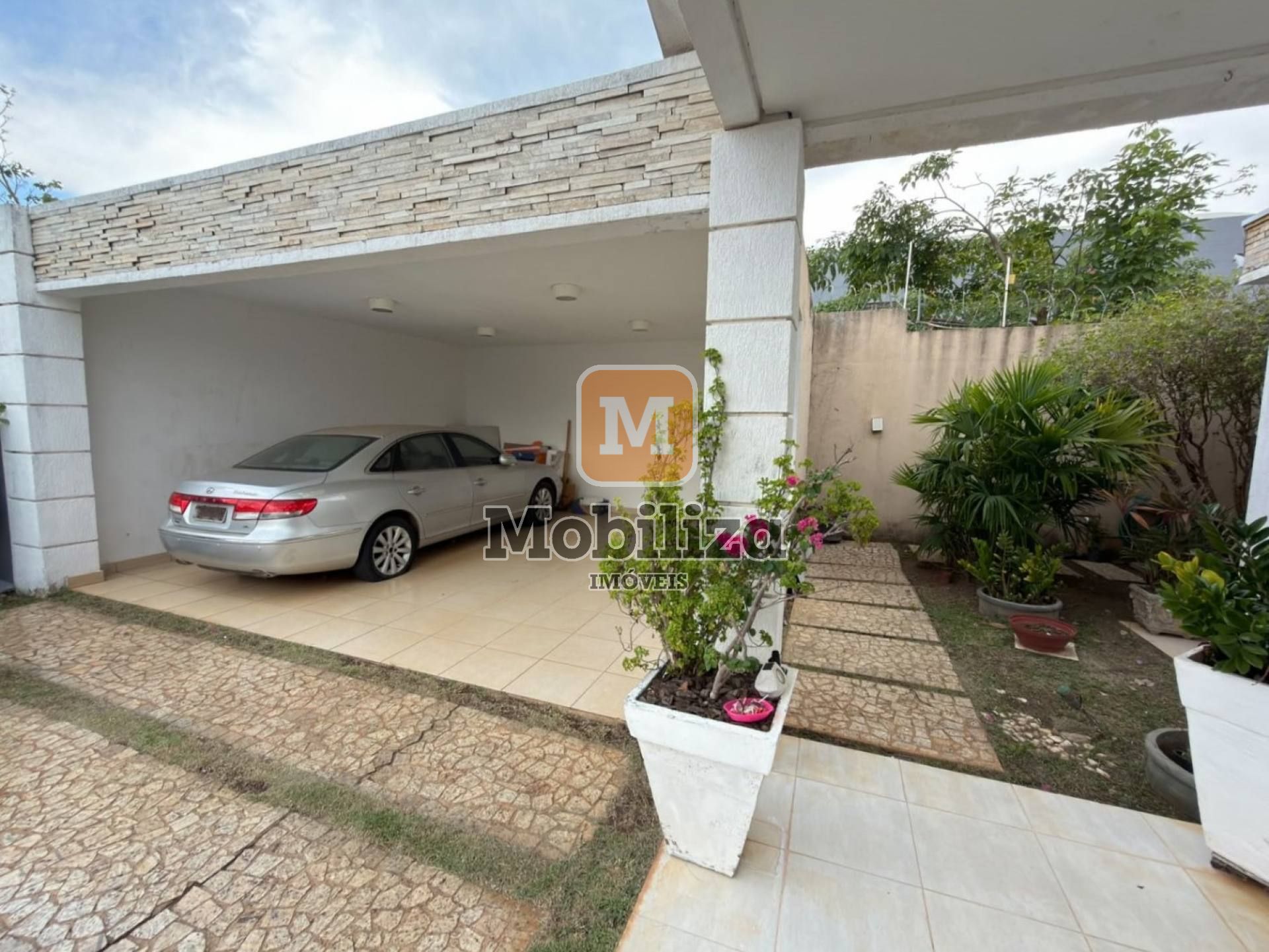 Casa com 4 suítes, ambientes espaçosos, área gourmet e piscina no Condomínio Bougainville