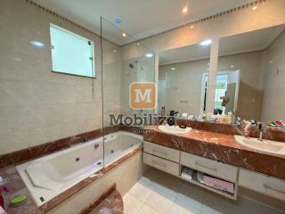 Casa com 4 suítes, ambientes espaçosos, área gourmet e piscina no Condomínio Bougainville