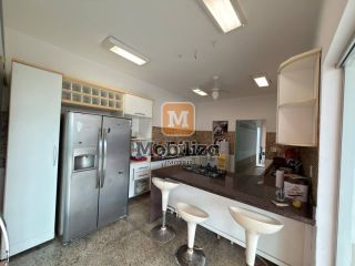 Casa com 4 suítes, ambientes espaçosos, área gourmet e piscina no Condomínio Bougainville