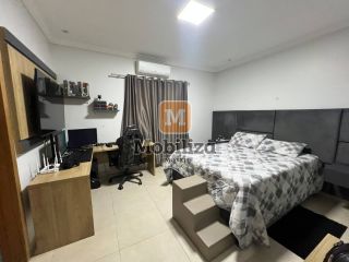 Casa alto padrão com energia solar, 3 suítes amplas, área gourmet e piscina com prainha no Condomínio Alberto Jaquier
