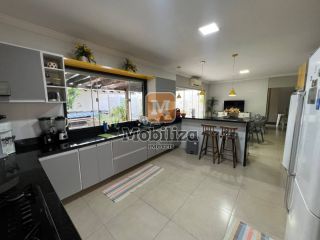 Casa alto padrão com energia solar, 3 suítes amplas, área gourmet e piscina com prainha no Condomínio Alberto Jaquier