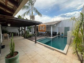Casa alto padrão com energia solar, 3 suítes amplas, área gourmet e piscina com prainha no Condomínio Alberto Jaquier